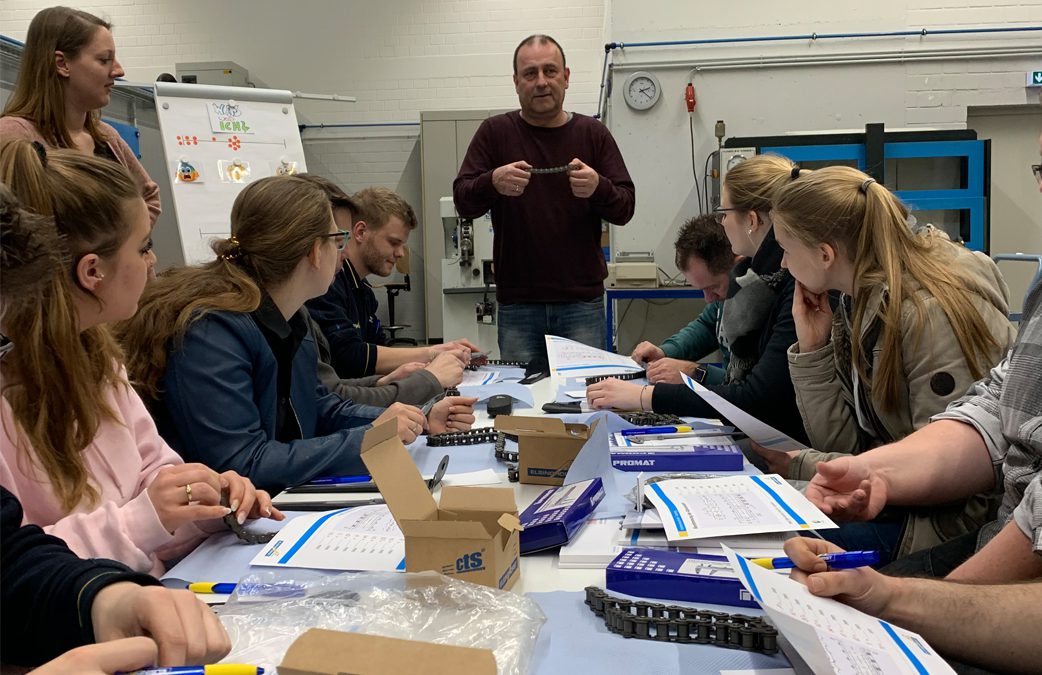 Mitarbeiter sitzen an einem Tisch beim Kettentraining