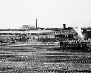 Stahlhalle und Bahnschienen