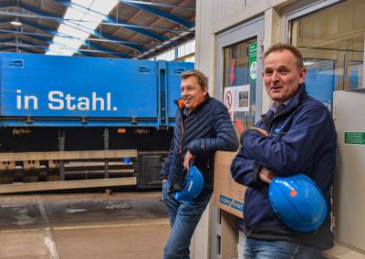 Männer in Lager vor LKW