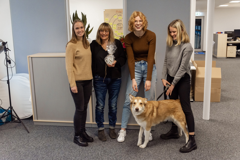 Gruppenfoto von fünf Frauen und einem Hund.