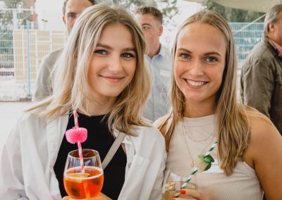 Zwei Frauen mit Getränk in der Hand.